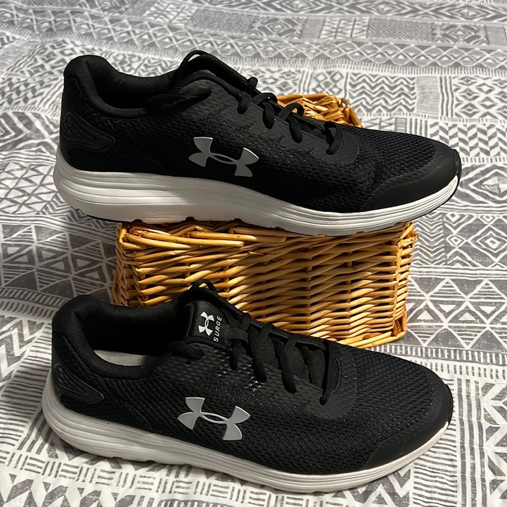 Men’s under armor surge black tennis shoes
